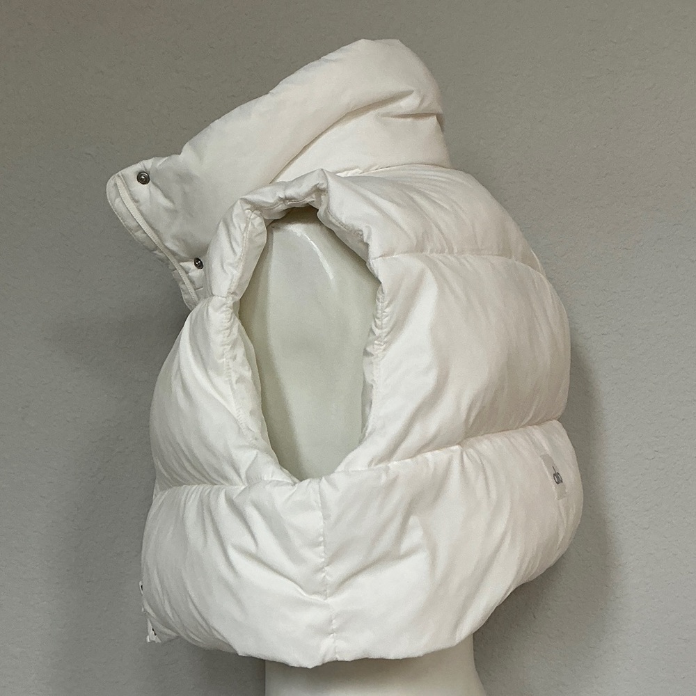 ALO Yoga Ivory White Cropped Gold Rush Puffer Vest - Picture 13 of 15